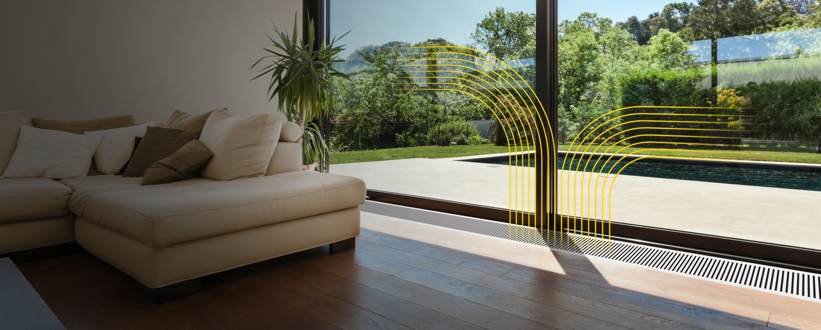 Ενδοδαπέδιο convector MINIB μπροστά από τζαμαρία σαλονιού, με σχάρα στο ύψος του δαπέδου και τη ροή του αέρα